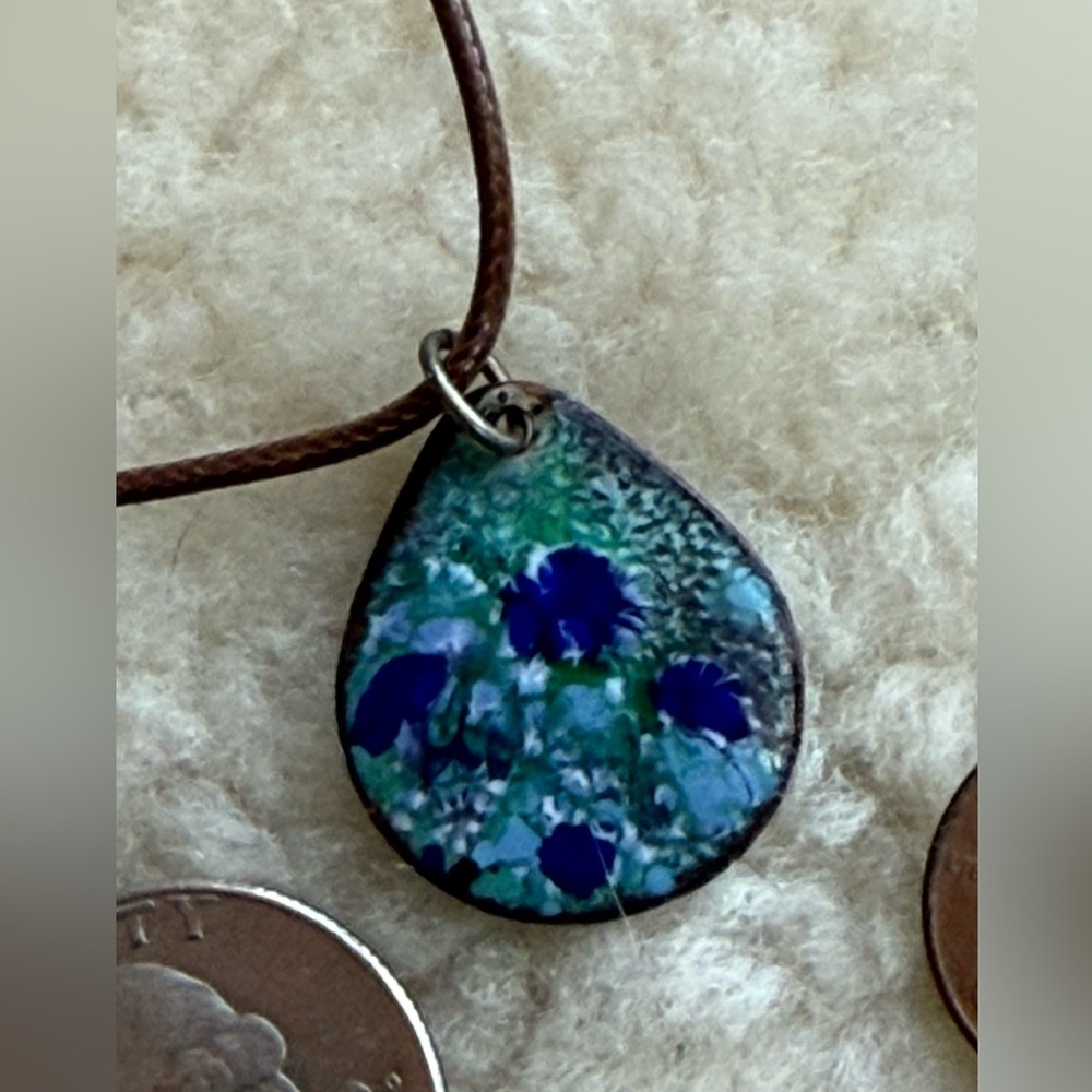Vintage enameled copper small necklace that is reversible. Lovely - Picture 6 of 9